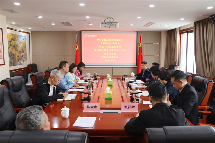 集團(tuán)公司召開(kāi)與巨野縣委、縣政府，盈澤國(guó)際貿(mào)易（山東?。┕荆∧嵋徽臼椒?wù)中心，山東魯裕冷鏈物流公司合作洽談座談會(huì)
